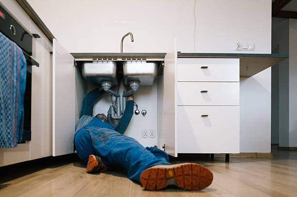 Professional Emergency Plumber technician working in Linden, IN